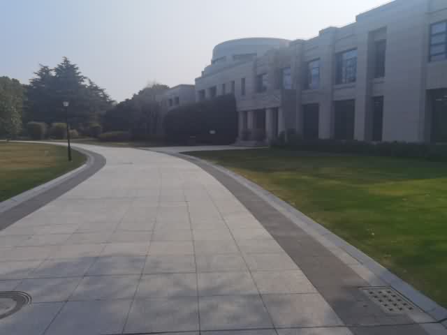 建筑旁的弧形道路